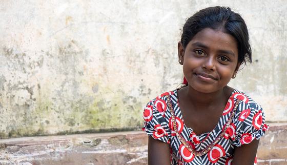 Sri Lankaans meisje portret voor een muur_War Child Sri Lanka_200223.jpg